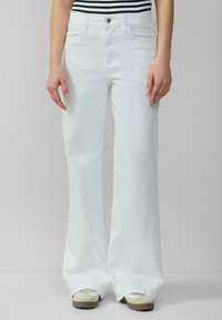 Weiße, weit geschnittene Jeans mit hoher Taille aus Denim. Mit einem Knopfverschluss vorne, zwei Seitentaschen und einem schlichten Finish.