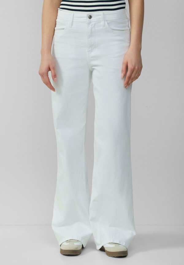 SURI WIDE - Flared Jeans - weiß