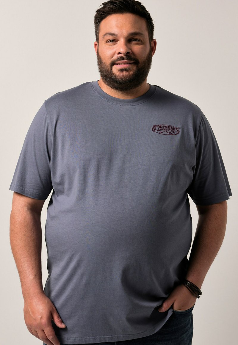 Szara koszulka z krótkim rękawem, okrągłym dekoltem i małym bordowym logo na lewej piersi. Wykonana z gładkiego materiału.