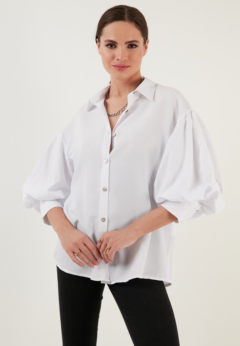LELA LOOSE FIT - Nööpidega pluus - white