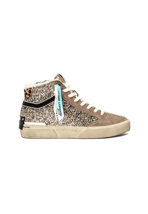 Sneaker alta in suede beige, con pannelli in glitter dorato scintillante, collo in stampa leopardata, lacci bianchi e un'etichetta blu "Crime London" su sfondo bianco.