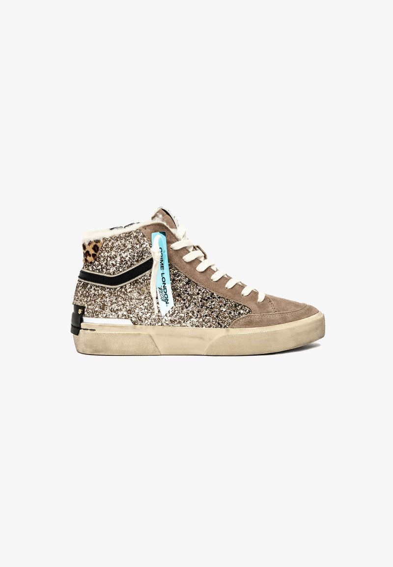 Sneaker alta in suede beige, con pannelli in glitter dorato scintillante, collo in stampa leopardata, lacci bianchi e un'etichetta blu "Crime London" su sfondo bianco.