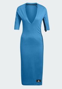 Robe Adidas bleue longueur genou avec un décolleté en V profond et des manches aux coudes, avec un petit patch logo Adidas près de l'ourlet.