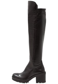 Botas negras de cuero hasta la rodilla con acabado brillante, tacón grueso de bloque y suela texturizada. Costuras visibles a lo largo de los lados.