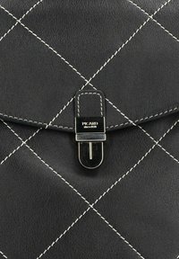 Borsa nera in pelle trapuntata con cuciture bianche e una chiusura in metallo argentato. Presenta una texture liscia e un delicato motivo a diamante.