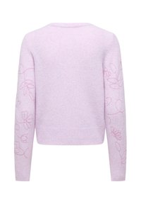 Pull en maille violet clair à manches longues, poignets et ourlet côtelés, avec une broderie florale rose subtile sur les manches.
