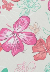Stoff mit floralem Muster, großen pinken und roten Blumen, grünen Akzenten und hellbeigem Hintergrund; strukturierte Oberfläche mit sichtbaren Details.