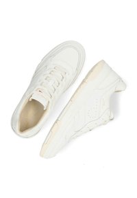 Białe trampki z teksturowanej skórzanej cholewki, gładką gumową podeszwą i minimalistycznym designem. Posiadają sznurowadła, perforowane akcenty oraz subtelne logo.