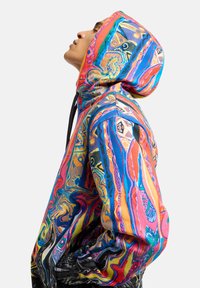 Bunte Kapuzenjacke aus Polyester mit einem wirbelnden abstrakten Muster in Pink, Blau und Orange; verfügt über eine Kordel und eine lockere Passform.