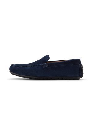 Mocassino in camoscio blu navy con suola in gomma e grip sul tallone, design slip-on e cuciture mocassino lungo la punta.