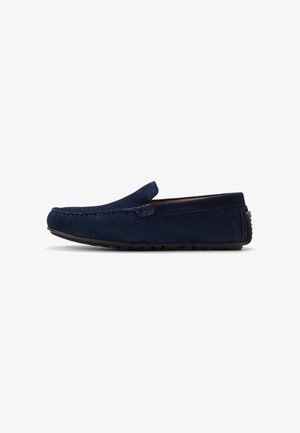 Mocasín de ante azul marino con suela de goma y agarre en el talón, diseño sin cordones y costura de mocasín a lo largo de la punta.