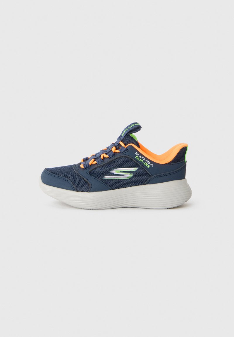 Baskets slip-on Skechers bleu marine avec doublure orange, accents verts, tissu en maille et épaisse semelle blanche présentées en vue latérale.