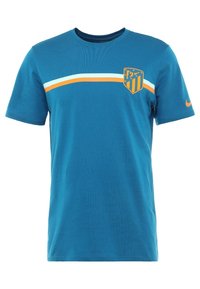 Camiseta de algodón azul con mangas cortas, que presenta una franja horizontal blanca y naranja y un logo en el lado izquierdo del pecho.