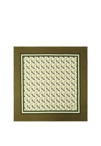 Kwadratowy jedwabny szalik z białym środkiem, ozdobiony zielonymi wzorami roślinnymi i zwierzęcymi, z ciemnozielonymi i beżowymi paskami na brzegach.