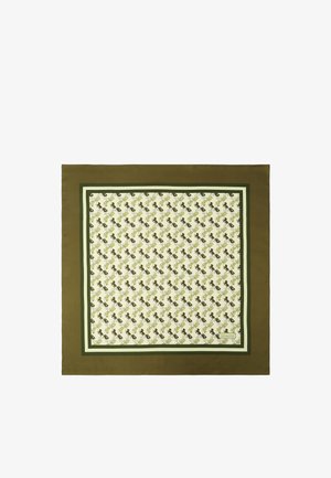 Vierkante zijden sjaal met een witte center en groene bloemen- en dierenpatronen, omrand door donkergroene en beige strepen.