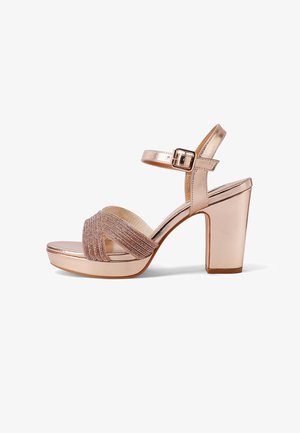 Sandali platform in oro rosa con tacco a blocco chunky, dotati di cinturini metallici intrecciati e una fibbia regolabile alla caviglia per una vestibilità sicura.