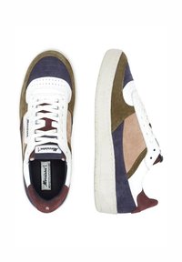 Zapatillas multicolores que presentan paneles de ante en blanco, marrón, azul marino y beige, con puntera perforada, cordones planos y suela de goma.