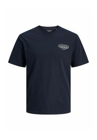 Camiseta de manga corta azul marino con cuello redondo, que presenta un pequeño texto blanco "Jack & Jones Coll. Studio" en el lado izquierdo del pecho.