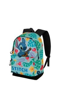 Mochila colorida con un personaje de dibujos animados azul tocando la guitarra, rodeado de hojas y flores tropicales; material de tela, tirantes ajustables.