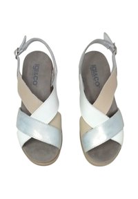 Sandali incrociati in pelle beige, bianca e azzurro chiaro con suola interna grigia testurizzata; cinturino regolabile alla caviglia per una vestibilità sicura.