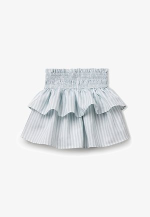Jupe rayée bleu clair avec un ourlet volé, dotée d'une taille élastique pour un ajustement réglable. Fabriquée en tissu léger avec une finition texturée.