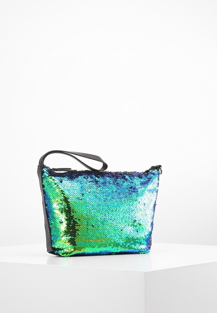 Borsa decorata con paillettes dal design iridescente verde e blu, forma rettangolare e tracolla nera. Texture liscia e superficie lucida.