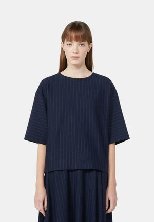 Top blu navy a maniche corte con righe orizzontali, tessuto morbido, scollatura rotonda e vestibilità rilassata, abbinato a una gonna coordinata.