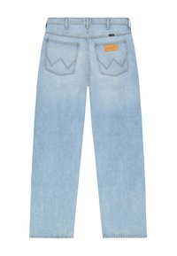 Ανοιχτό μπλε τζιν παντελόνι από πίσω, με δύο πίσω τσέπες που έχουν κεντημένο σχέδιο "W" και μια ταμπέλα από δέρμα Wrangler σε ταμπά χρώμα στην δεξιά τσέπη.
