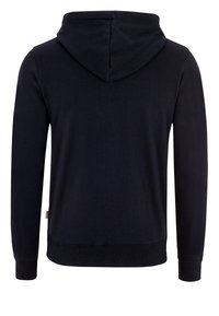 Sudadera azul marino con capucha, mangas largas y puños acanalados. Tejido de algodón suave con una textura lisa y sin logos ni patrones visibles.