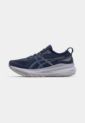 Chaussure de course bleu foncé avec tige en mesh, accents gris et semelle en caoutchouc. Dispose d'un système de laçage et d'un logo sur le côté. Design léger.