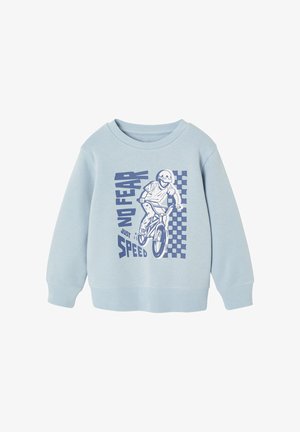 Hellblaues Sweatshirt mit langen Ärmeln, mit einer blauen Grafik einer Person auf einem Fahrrad und dem Text "NO FEAR just SPEED" neben einem schwarz-weiß karierten Muster.
