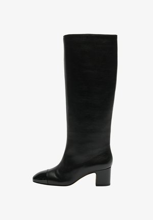 Bottines noires en cuir jusqu'aux genoux avec un bout arrondi et un capuchon en cuir verni brillant. Le talon carré offre de la stabilité. Texture lisse sur l'ensemble.