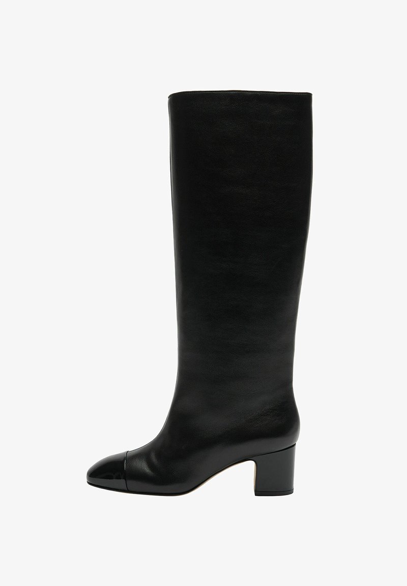Bottines noires en cuir jusqu'aux genoux avec un bout arrondi et un capuchon en cuir verni brillant. Le talon carré offre de la stabilité. Texture lisse sur l'ensemble.