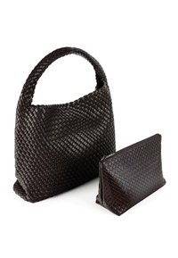 Borsa a tracolla in pelle intrecciata marrone scuro con manico arrotondato e una pochette con zip abbinata. Entrambi presentano un motivo testurizzato e una forma strutturata.