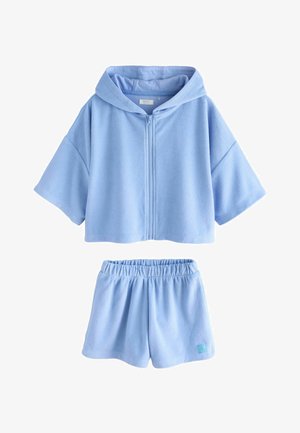 Hellblaues, weiches Fleece-Loungewear-Set bestehend aus einem kurz geschnittenen Hoodie mit kurzen Ärmeln und passenden Shorts mit elastischem Bund.