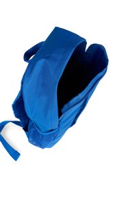 Niebieski plecak wykonany z wytrzymałego materiału, z zamknięciem na suwak, regulowanymi paskami i siateczkową kieszenią po bokach. Otwarty design odsłania przestronną wnętrze.