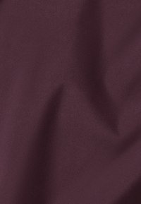 Burgunderfarbene Textilie mit glatter Oberfläche, die einen dezenten Glanz und einen weichen Fall aufweist. Keine sichtbaren Muster oder Verzierungen.