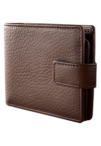 Portefeuille en cuir marron avec une surface texturée, une fermeture à rabat et des coutures visibles le long des bords ; design compact avec plusieurs emplacements pour cartes.