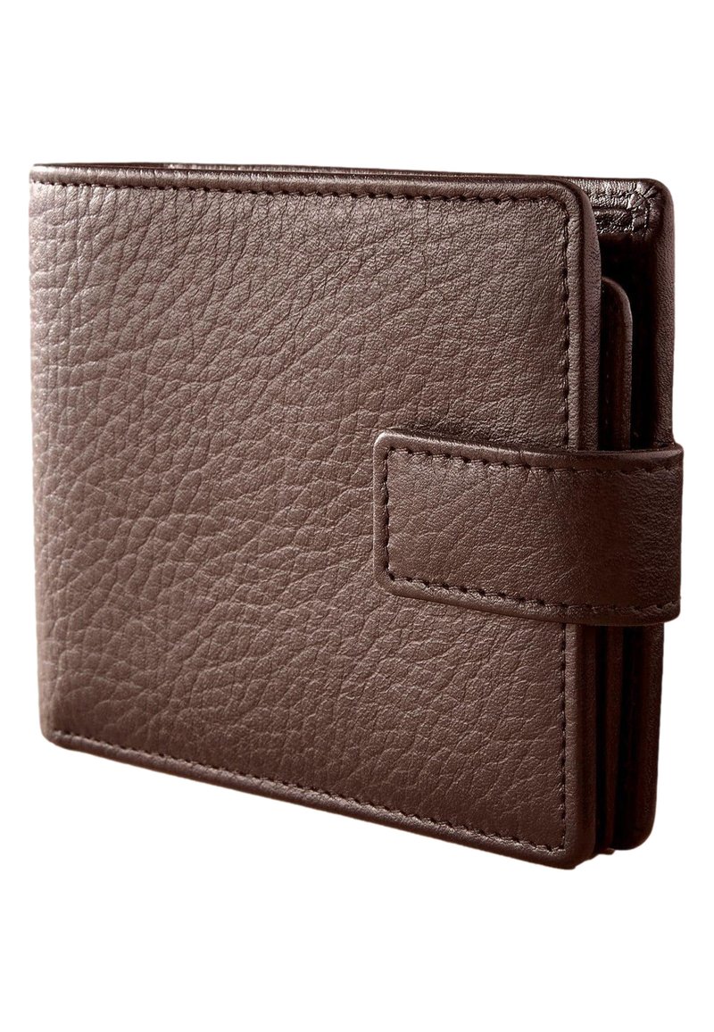 Portefeuille en cuir marron avec une surface texturée, une fermeture à rabat et des coutures visibles le long des bords ; design compact avec plusieurs emplacements pour cartes.