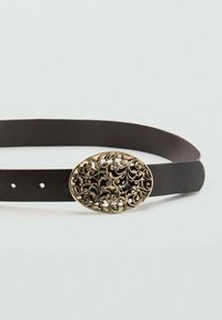 Cinturón de cuero negro con hebilla ovalada de tono dorado ornamentada con intrincados patrones florales y detalles. Textura lisa, ancho estándar.