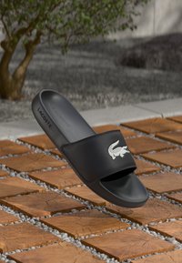Lacoste - SERVE SLIDE 1251 - Sandalias planas - black/white Imagen en miniatura 1