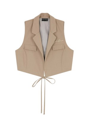 Gilet beige corto con colletto, tasche frontali e chiusura legata. Presenta una texture liscia e un logo ricamato sul lato sinistro.