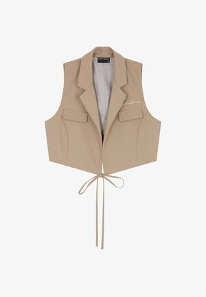 Gilet beige corto con colletto, tasche frontali e chiusura legata. Presenta una texture liscia e un logo ricamato sul lato sinistro.