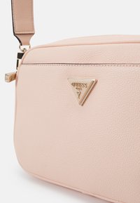 Guess MERIDIAN  - Borsa a tracolla - light peach