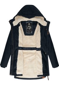 Parka marine bleu avec doublure en fausse fourrure. Il possède une capuche, des accents de boutons à l'avant et une étiquette intérieure avec un motif décoratif.
