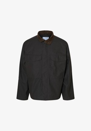 Giacca nera realizzata in tessuto liscio, con colletto in velluto a coste marrone, due tasche sul petto e un design con vestibilità rilassata.