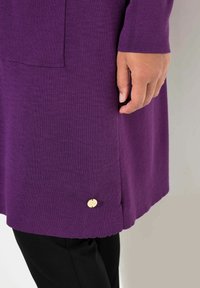 Ulla Popken LONG OPEN FRONT SWEATER - Neuletakki - classic blackberry