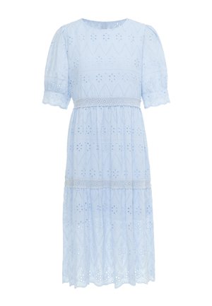 Lichtblauwe midi-jurk met pofmouwen, oogjesborduursel, kanten afwerking bij taille en lagen, en een geschulpte zoom.
