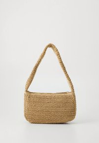 Geantă de mână din paie bej țesută, cu bază curbată și bretea scurtă de umăr, prevăzută cu închidere cu fermoar în partea de sus, pe un fundal simplu și deschis la culoare.