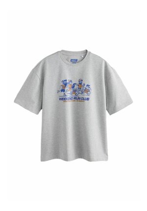 Tricou gri deschis cu un desen animat reprezentând cinci persoane care aleargă și textul „Weekend Run Club Highfield Park - Bi Weekly” în albastru și portocaliu.